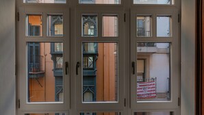 A multi-story building with a series of windows and balconies. - Casual Bilbao Mardones (Bilbao)