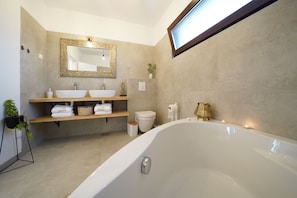 Baignoire, sĂšche-cheveux, serviettes fournies