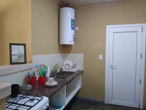 Frigorífico, horno, hervidor eléctrico y utensilios de cocina