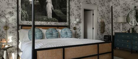 Luxury Single Room (Juliette Suite) | Individually decorated, individually furnished, blackout drapes