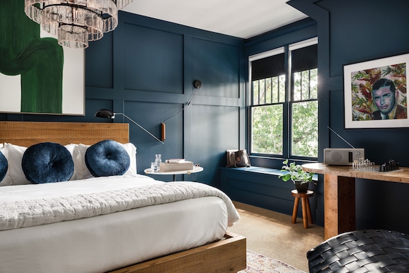 Decoración personalizada, muebles diferentes y cortinas blackout