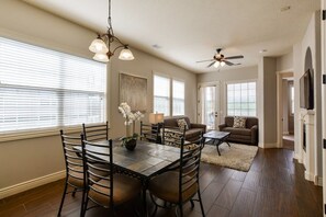 Televisión, chimenea, videojuegos, oficina