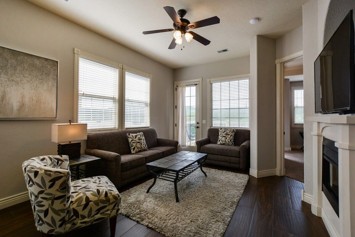 TV, peis, videospill og kontorer