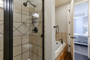 Badewanne, Haartrockner, Handtücher