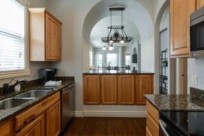 Fridge, microwave, oven, stovetop - 31-3 Nothin But Blue Spacious Upscale w/Indoor/Outdoor Pool and Splash Pads. Nea (Branson)