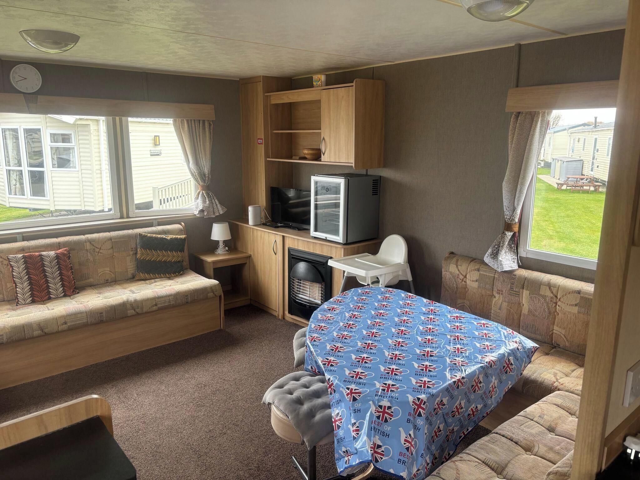 30-inch TV with digital channels, fireplace