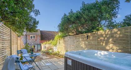 Luxury 1 bed Cottage With hot tub and log Burner