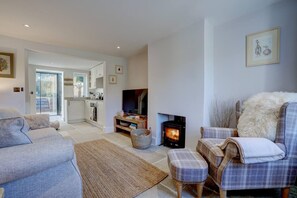 Living area - 1 Bed Cottage Sleeps 2 With Hot Tub & Pets Welcome (King's Lynn)