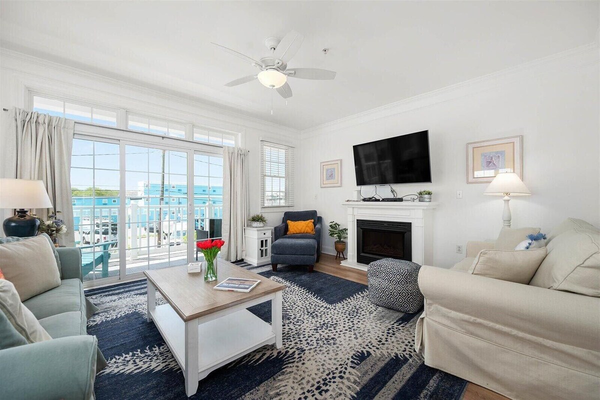 Fabulous & Spacious Downtown 3 Bedroom Townhome Steps from the Boardwalk!