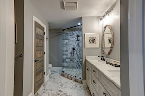 Bathtub, hair dryer, towels - 2112 SeaCrest -Stunning Villa offers Lowcountry luxury living! (Hilton Head Island)