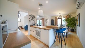 Villa, 4 Schlafzimmer, eigener Pool, Meerblick | Wohnzimmer