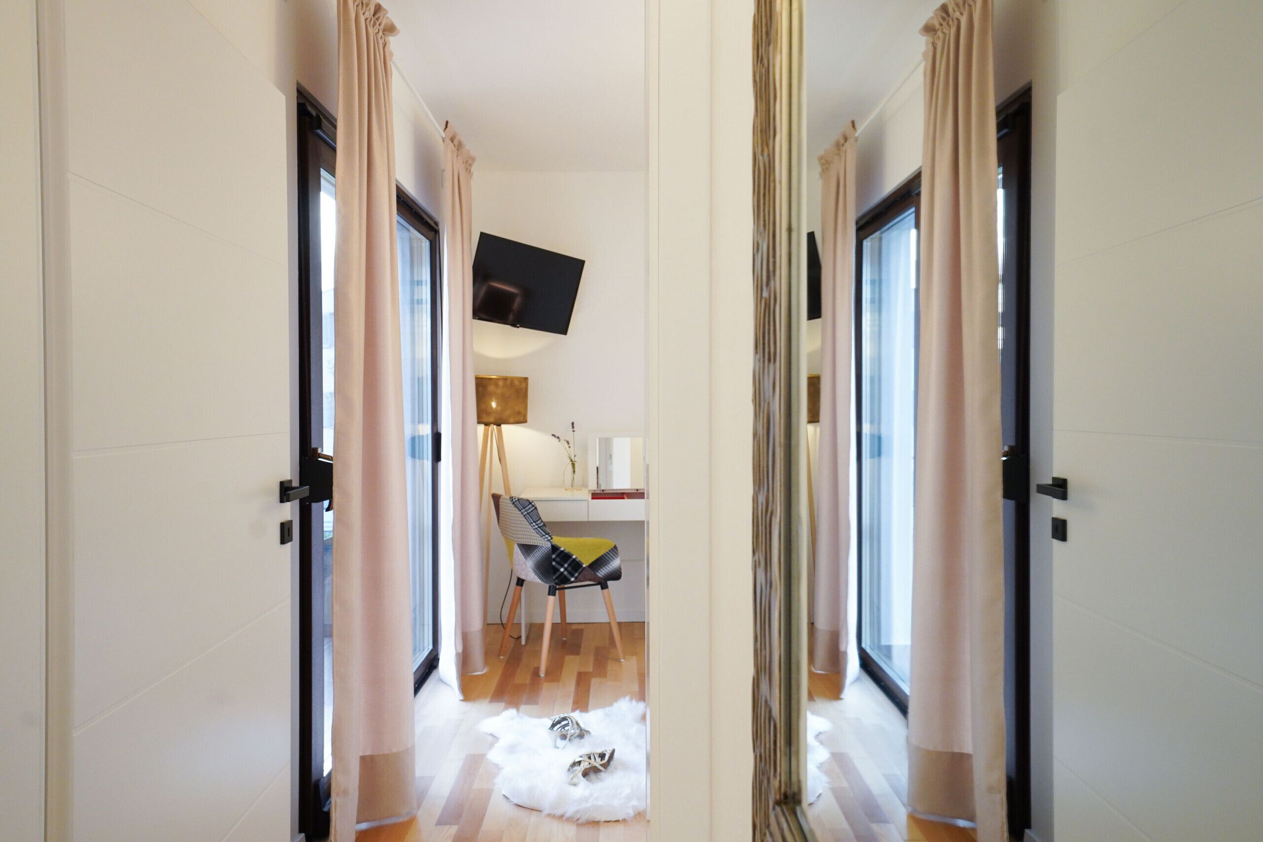 Villa, 4 habitaciones, piscina privada, vistas al mar | Baño | Ducha, artículos de higiene personal gratuitos, albornoces y zapatillas