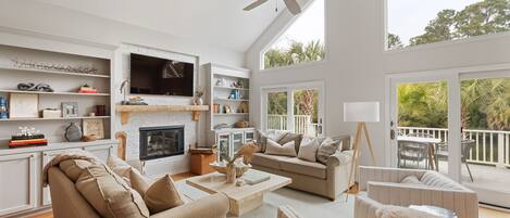 Smart-TV, bøker, musikkbibliotek og stereoanlegg