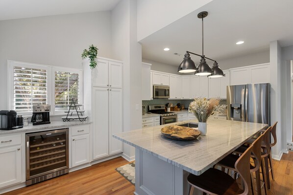 Fridge, microwave, oven, stovetop - Gorgeous lagoon view, easy beach access, 2 masters (Kiawah Island)