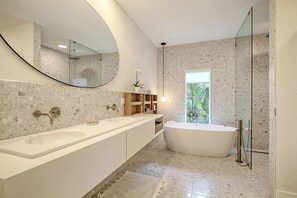 Badewanne, Haartrockner, Handtücher