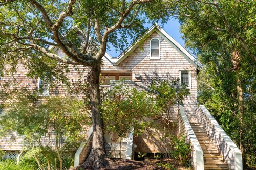 New reno, Boho-style "treehouse" at the beach!