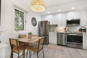 Fridge, microwave, oven, stovetop - New reno, Boho-style "treehouse" at the beach! (Kiawah Island)