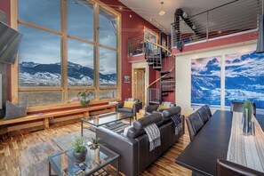 Smart TV, caminetto, libri, studio