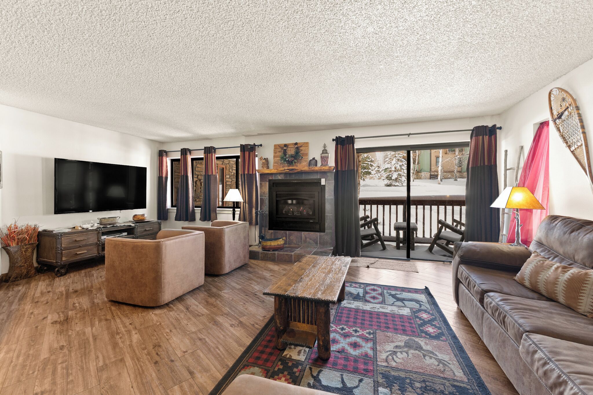TV, fireplace