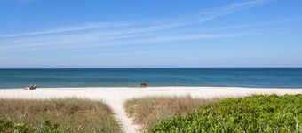 SOCE FLATS 202 - Luxury Two Bedroom with Wraparound Balcony!