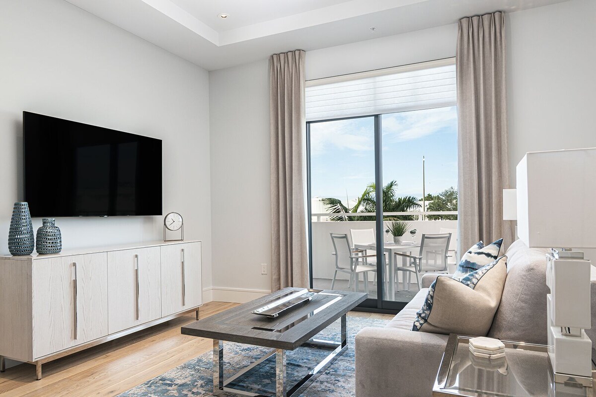 SOCE FLATS 202 - Luxury Two Bedroom with Wraparound Balcony!