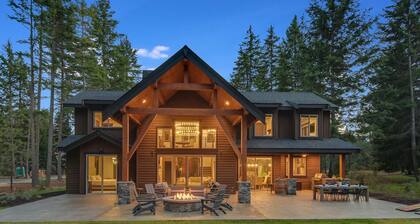 Stylish Getaway | Gourmet Kitchen + Epic GameRm + Hot Tub & 1PM Check-In/Out