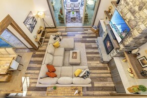Smart TV, chimenea, futbolito y tenis de mesa