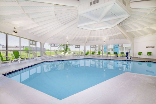 Hawthorn Extended Stay by Wyndham Wichita Airport