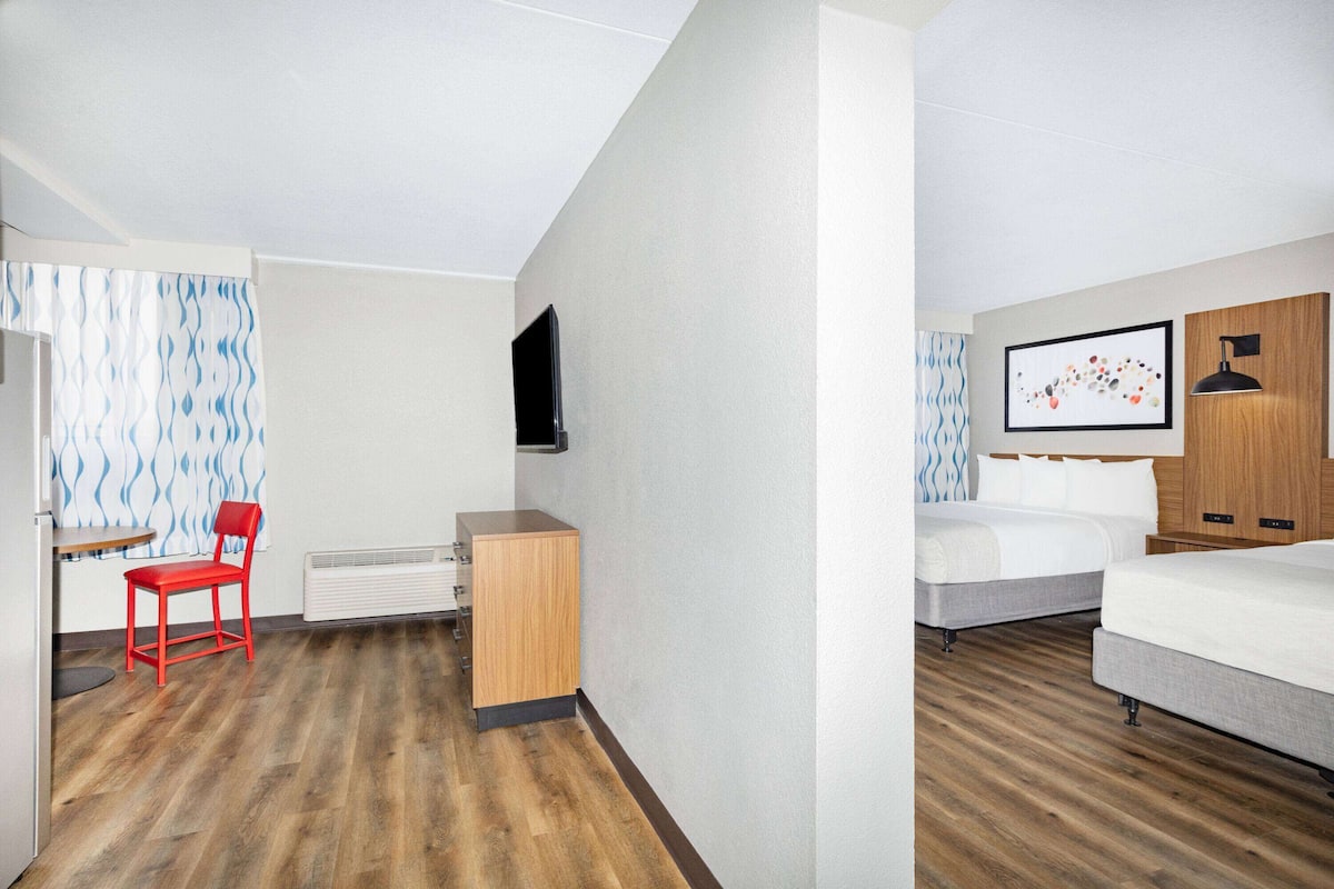 Room, 2 Katil Ratu (Queen), Accessible, Non Smoking (Mobility Roll-In Shower) | Meja, seterika/papan seterika, Wi-fi percuma, cadar katil