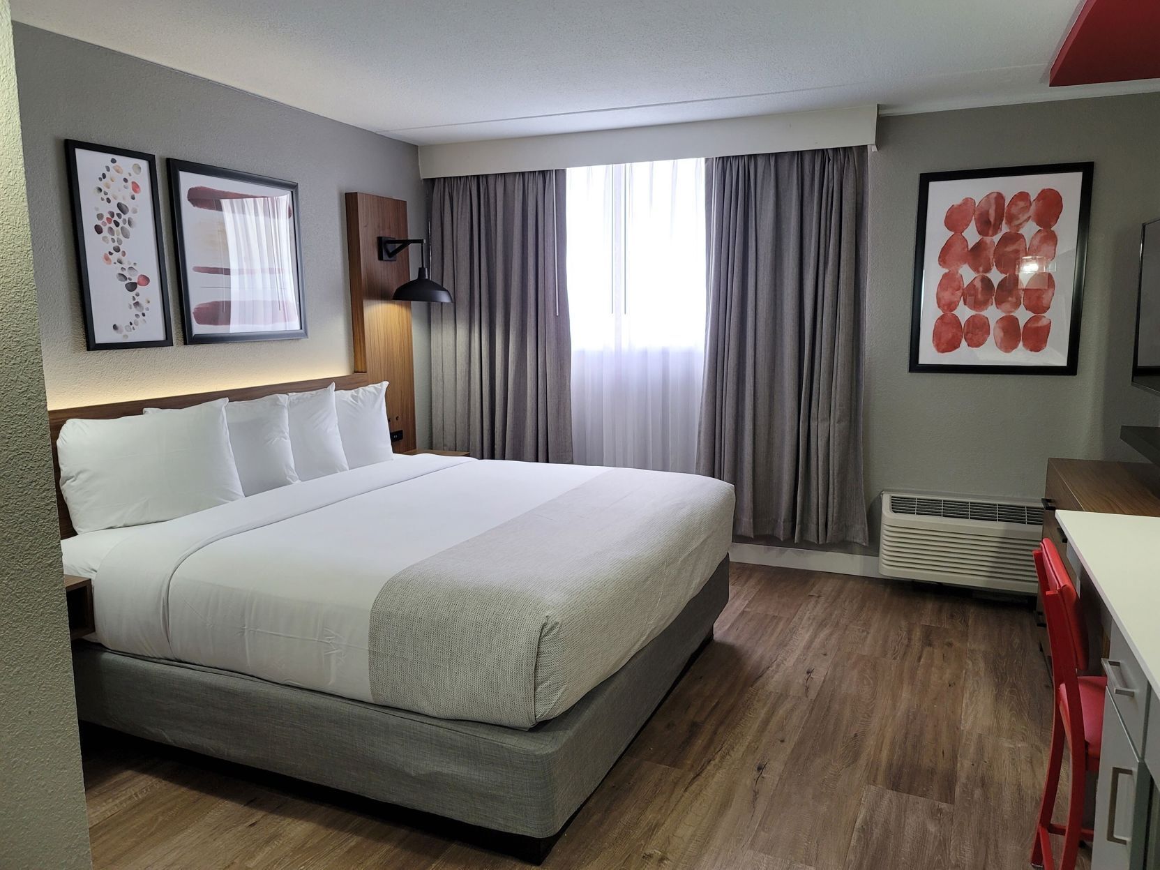 Escritorio, tabla de planchar con plancha, wifi gratis y ropa de cama 