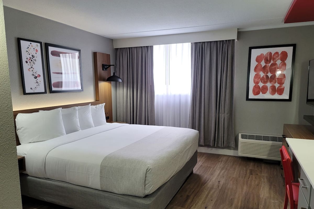 Escritorio, tabla de planchar con plancha, wifi gratis y ropa de cama