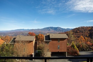 Una zona residencial con casas y montañas al fondo.
