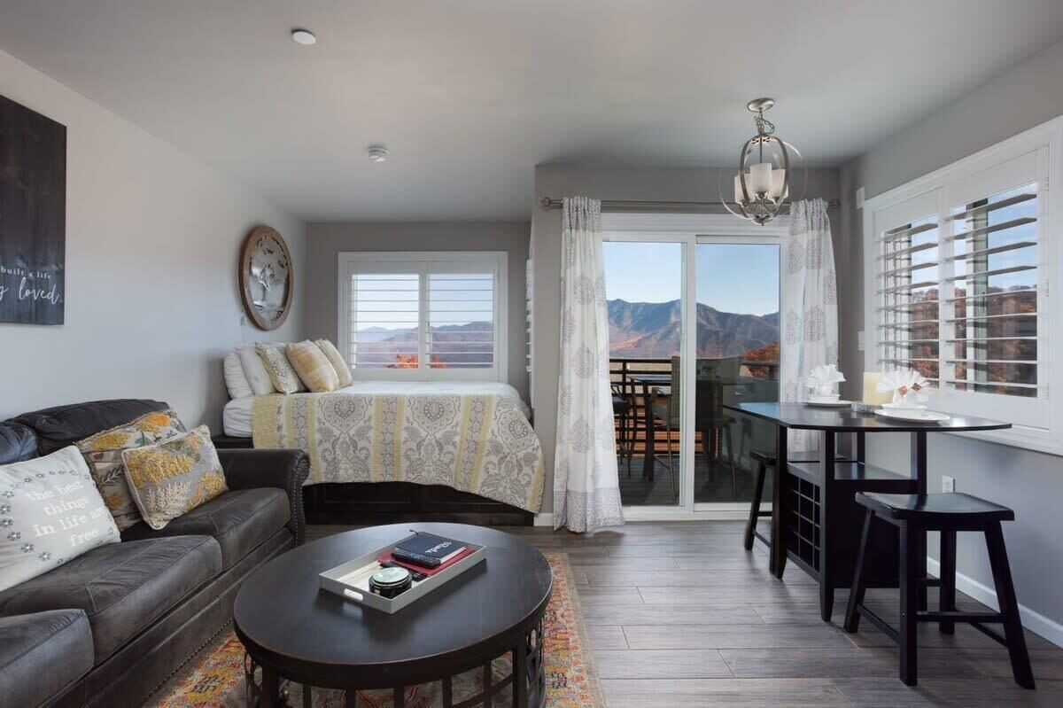 Televisión, chimenea y oficina 