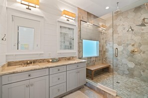 Combined shower/tub, hair dryer, towels