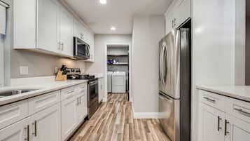 Geladeira, micro-ondas, fogão, cooktop