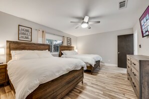 4 bedrooms, iron/ironing board, free WiFi, bed sheets - Two Game Rooms with Hot Tub (Lewisville)