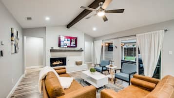 Smart TV, pebolim, mesa de pingue-pongue