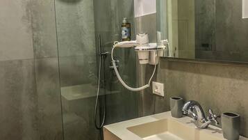 Douche, sĂšche-cheveux, bidet, serviettes fournies