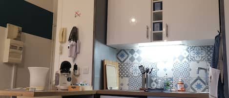 Réfrigérateur, micro-ondes, plaque de cuisson, cafetiÚre/bouilloire