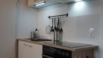 Kühlschrank, Ofen, Herdplatte, Wasserkocher mit Kaffee-/Teezubehör
