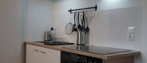 Een koelkast, een oven, een kookplaat, een koffiezetapparaat/waterkoker