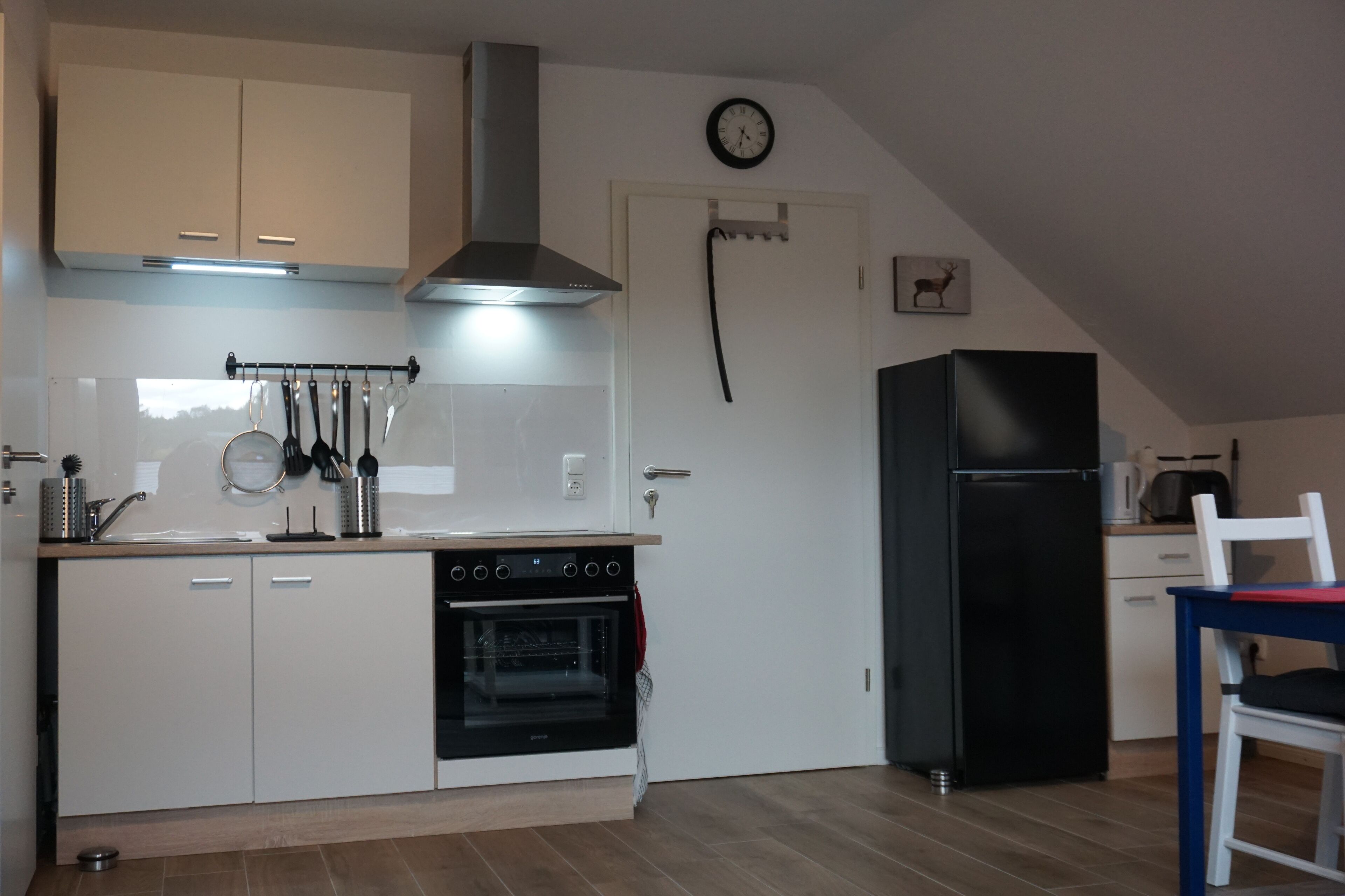 Een koelkast, een oven, een kookplaat, een koffiezetapparaat/waterkoker