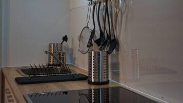 Een koelkast, een oven, een kookplaat, een koffiezetapparaat/waterkoker