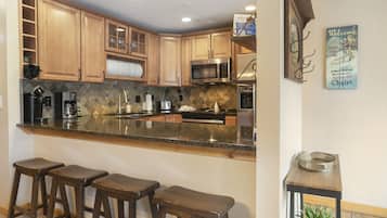 Condo, 2 habitaciones | Cocina privada | Refrigerador, horno, cafetera y tetera y tostadora