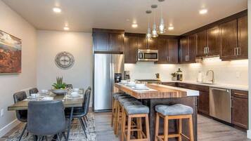 Coffee/tea maker, fridge, microwave, oven