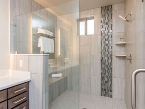 Badewanne, Haartrockner, Handtücher