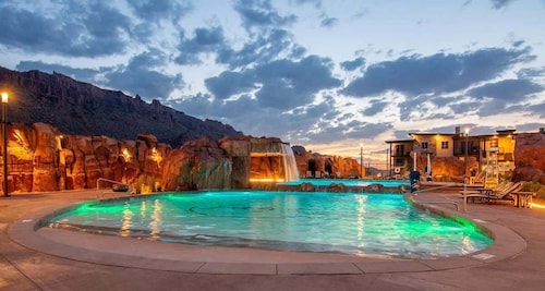 Sage Creek E3 *Pet Ok* Pvte Hot Tub * Heated Pools