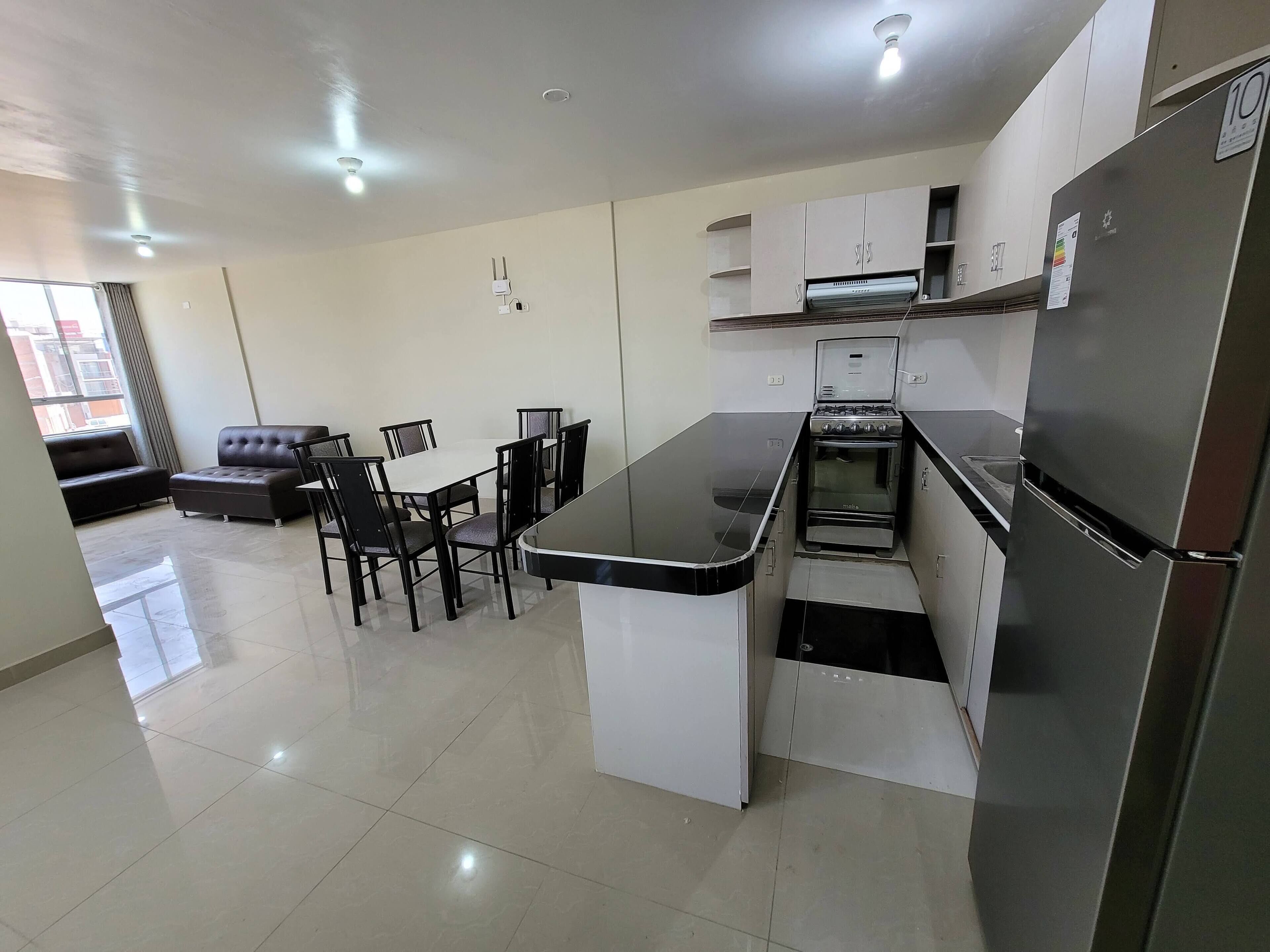 Refrigerador, horno, placa de cocina, utensilios de cocina