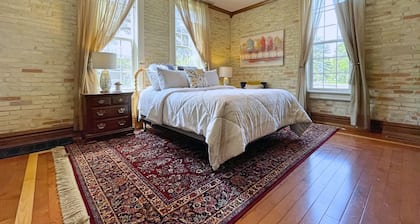 Charming Downtown Victorian: Studio