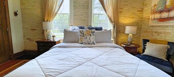 Charming Downtown Victorian: Studio